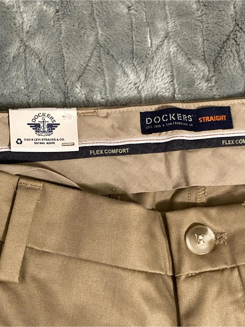 NWT Men’s 34x32 khaki Docker’s